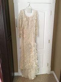 Lot 170: Diane McIver's Wedding Dress and Accessories (Photo 1 of 2)