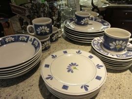 Lots of kitchen items