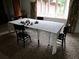 Oak Dining room table with leaf