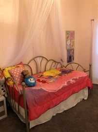 Trundle bed