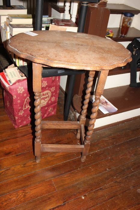 Small oak table.  Twist legs.  Needs TLC to become a lovely piece.