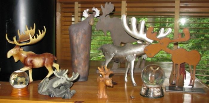 Moose figurines 