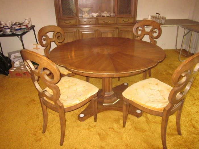 AMAZING DINING ROOM SET WITH 4 CHAIRS, 3 LEAVES AND TABLE PADS