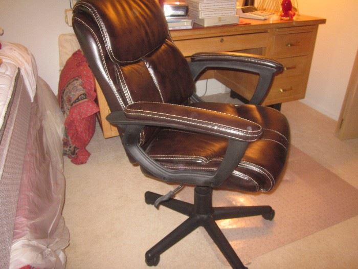 LIKE NEW OFFICE CHAIR-VERY COMFY