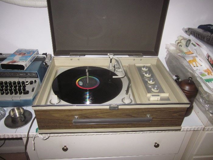 WORKING VINTAGE RECORD PLAYER AND SPEAKER