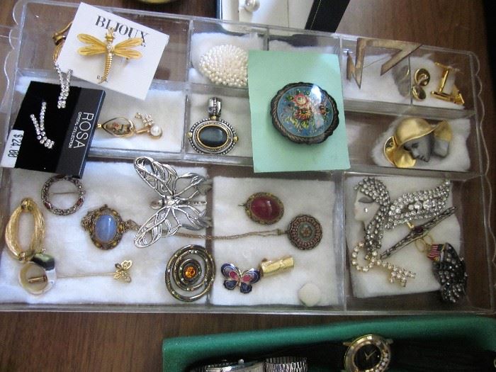 LOTS AND LOTS OF NICE JEWELRY 