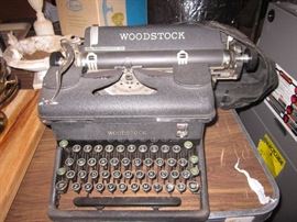 WOODSTOCK VINTAGE TYPEWRITER