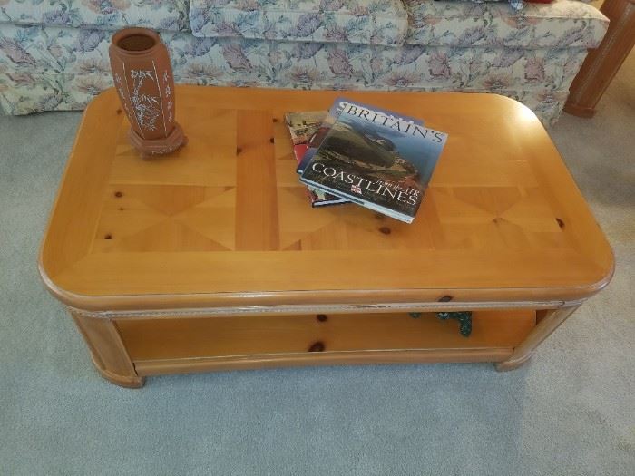 Excellent coffee table - Lots of Coffee Table Books