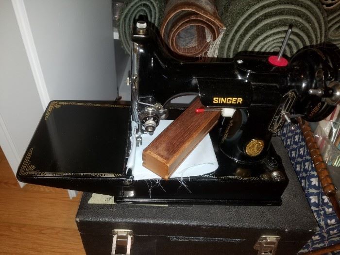 Vintage Singer Portable Sewing Machine in Case. Looks clean and in good condition. 