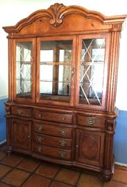 Broyhill Hutch, Dining Table w 6 Side and 2 Arm Chairs+ 2 Additional Leaves, Buffet