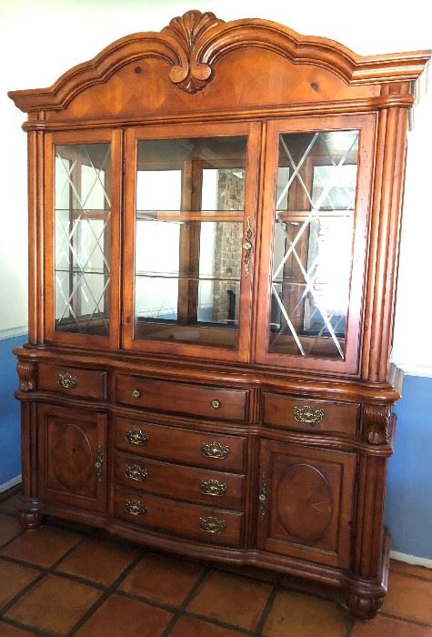 Broyhill Hutch, Dining Table w 6 Side and 2 Arm Chairs+ 2 Additional Leaves, Buffet 