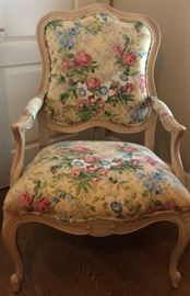 Beautiful Floral Arm Chair w Matching Stool 