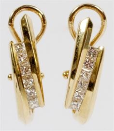 0.60CT DIAMOND &14KT GOLD SEMI-HOOP EARRINGS, H 3/4", TW: 5.5 GR
Lot # 0025 