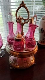 Castor and Cranberry Cruet server