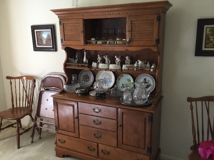 Nice china cabinet - it’s Ethan Allen - in hard rock maple - also have matching table & Chairs