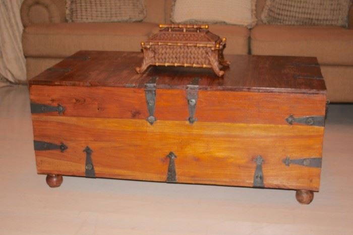 Trunk Look Coffee Table in Wood with Small Decorative Basket