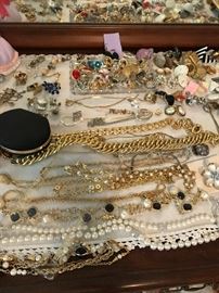 Costume and a small amount of fine jewelry
