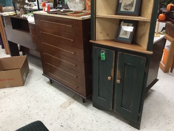 Mid Century chest that matches the previous dresser