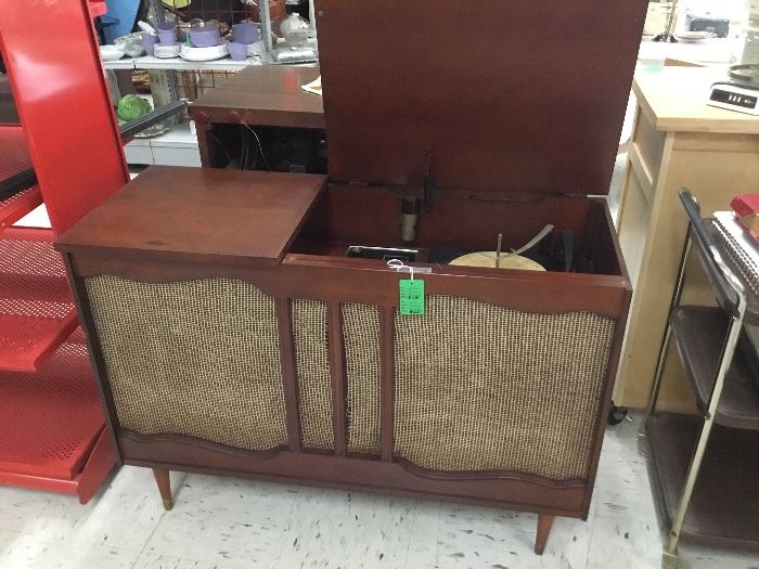 Vintage stereo with turntable