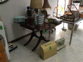 Small drop leaf table - perfect for smaller space - no leaves but in good condition. 