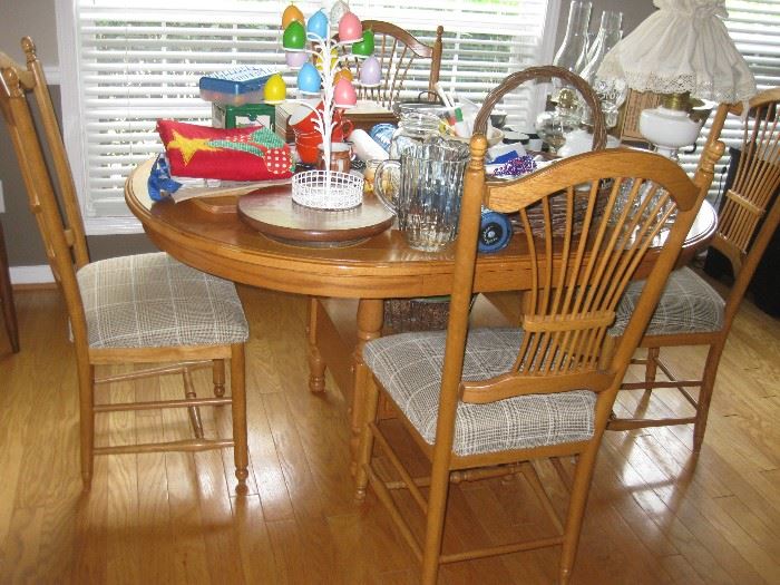 Wonderful oak kitchen dining set, table with 4 chairs