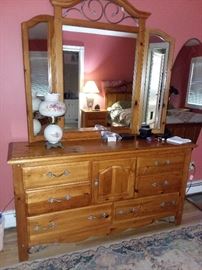 Bedroom dresser (matching king size bed for sale)