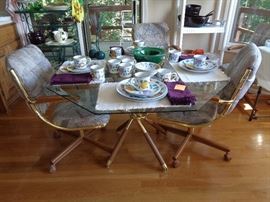 dining table w/4 chairs on rollers