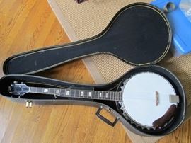 Hondo II banjo in case