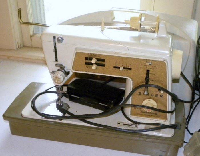 Vintage Singer Sewing Machine - Working