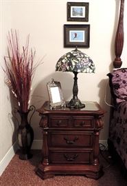 BEDROOM SUITE END TABLE AND STAINED GLASSS LAMP