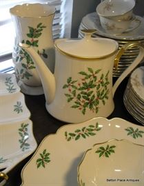 Lenox holiday pattern dinnerware