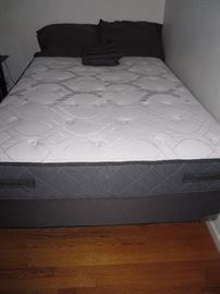 Posturepedic full size bed - like new!