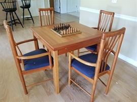 Game Table (extendable) w/4 Arm Chairs