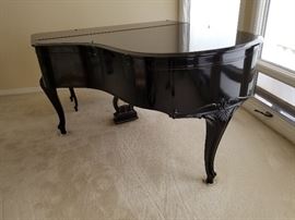 Black Lacquer Baby Grand Piano in Excellent Condition
