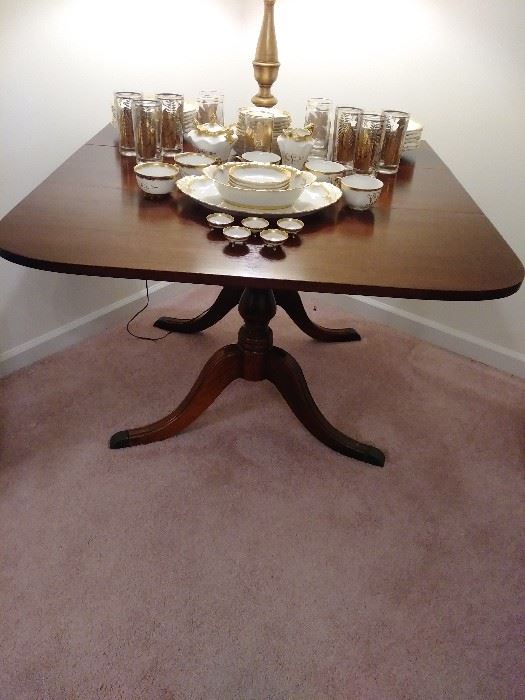 DREXEL DINNING TABLE WITH FOLD DOWN SIDES. THIS DREXEL SET HAS BEEN VERY WELL CARED FOR