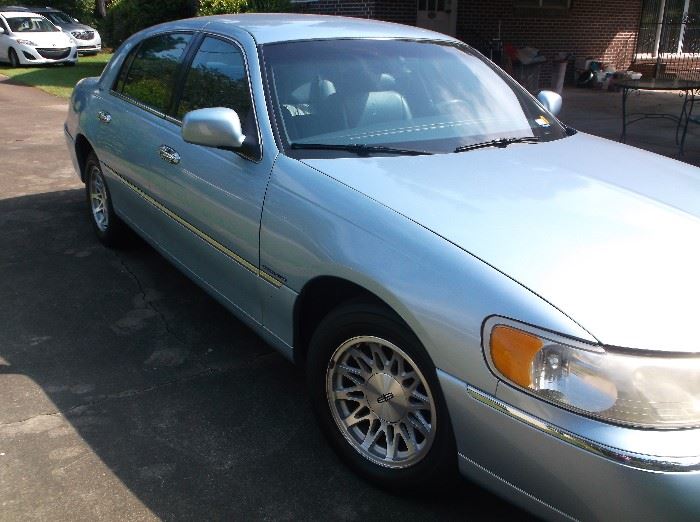 One owner 1998 Lincoln Towncar 
