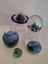 Colin globe paperweight, Boyer art glass vase, Glass Eye Studio small paperweight and Alick mountains paperweight