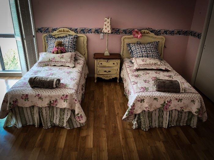 Bedroom set: 5 Pieces with all the linens(including two sets of bed spreads and pillow),  chest of drawers with matching mirror, night table and lamp. Now $500 for 24 hours!