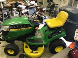 John Deer D120 hard tractor with mowing deck and bagger