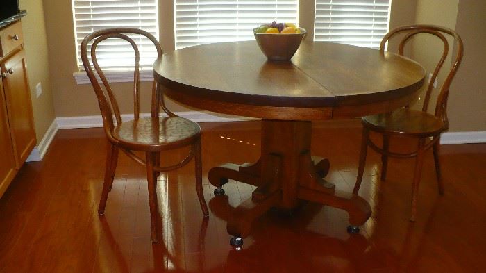 ROUND OAK TABLE     2 BENTWOOD CHAIRS
