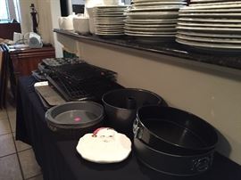 Gibson Dishware Large Set Great for Entertaining, Baking Items