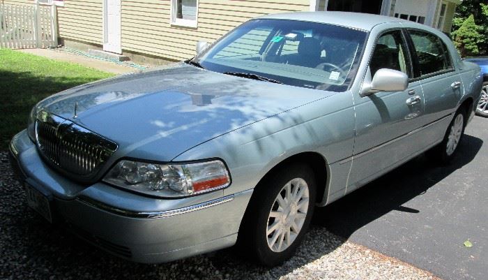 2007 Lincoln Town Car = SOLD