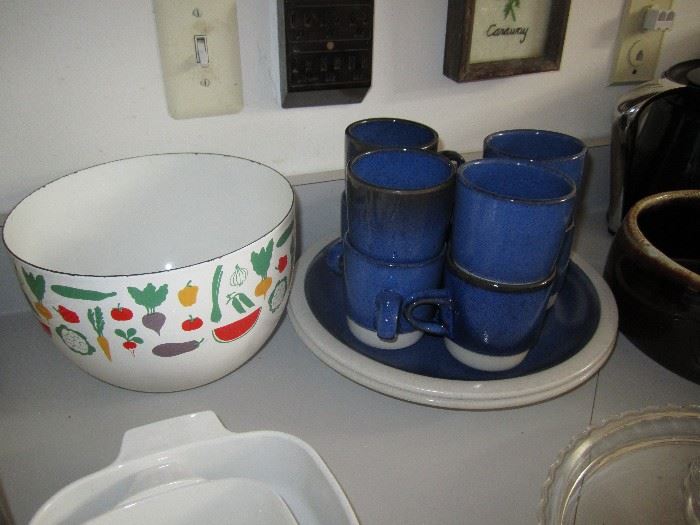Heath cups and 2 plates, danish enamel bowl