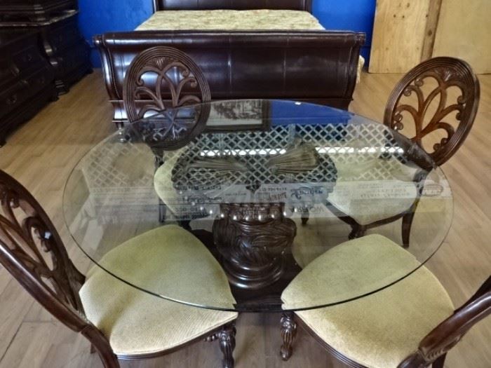 Beautiful Glasstop Table w/4 Chairs