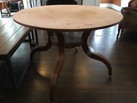 Base for round table