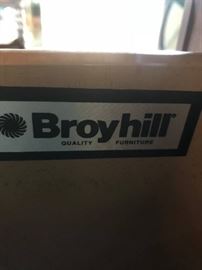 #17 Broyhill chest of drawers 5 drawers40x18x57 $200.00