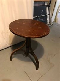 #93 AS IS brown round end table 20x24 $20.00