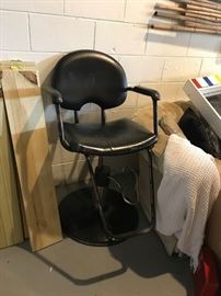 #113 vintage barber/beauty shop chair black Belvedera hydrolic lift chair $75.00