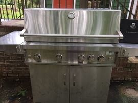 #137 2005 Maker's mark stainless gas grill $175.00
