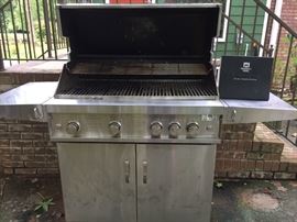 #137 2005 Maker's mark stainless gas grill $175.00
